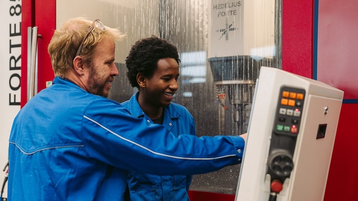 Maschinenbautechnik-Lehrling Allan möchte auch später gern an der CNC-Fräsmaschine arbeiten.