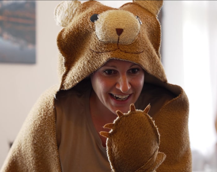 Elisabeth Mörtl schlüpft in mehrere Rollen.