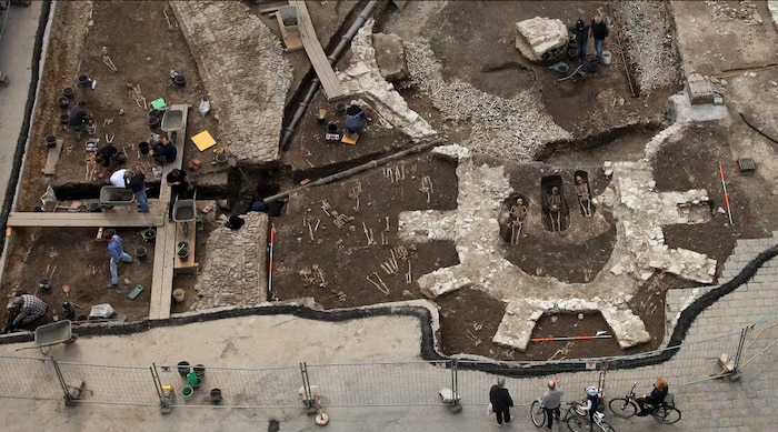 Vor zehn Jahren wurde beim Umbau vom Domplatz St. Pölten Jahrhunderte alter Friedhof gefunden. ...