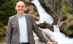 Bürgermeister Norbert Ellmauer am Bad Gasteiner Wasserfall. 