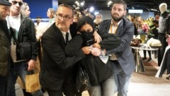 Demonstranten versammelten sich am Mittwoch vor dem Pariser Kaufhaus BHV im Zentrum der ...