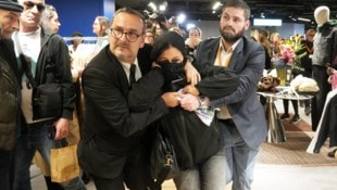 Demonstranten versammelten sich am Mittwoch vor dem Pariser Kaufhaus BHV im Zentrum der ...