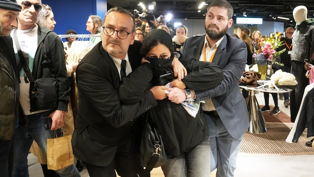 Demonstranten versammelten sich am Mittwoch vor dem Pariser Kaufhaus BHV im Zentrum der ...