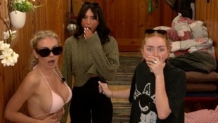 Sabrina, Zoe und Hanna sind geschockt über die neuen Bewohner des „Forsthaus Rampensau“.