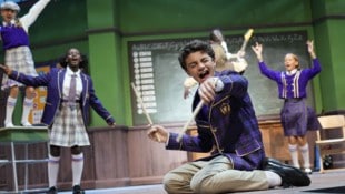 Noah Grubinger und das Kinderensemble in „School of Rock“