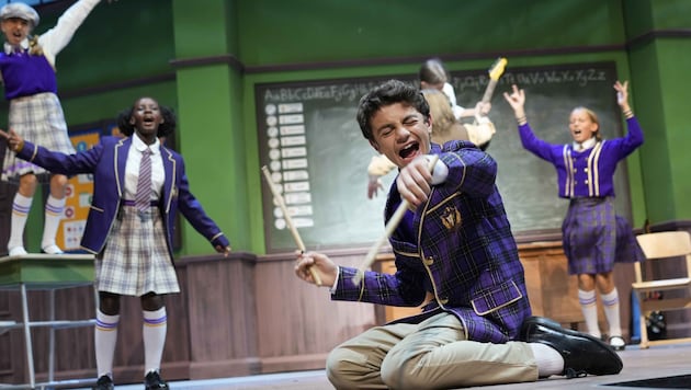 Noah Grubinger und das Kinderensemble in „School of Rock“