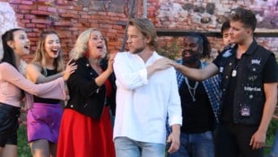 Susanne Dunst im roten Kleid mit Jesus-Darsteller Andreas Koczor