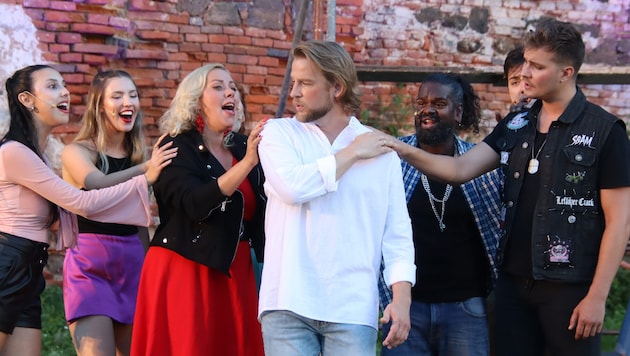 Susanne Dunst im roten Kleid mit Jesus-Darsteller Andreas Koczor