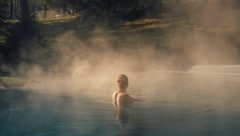 Die 32 Grad warmen Thermalwasser-Pools im Innen- &amp; Außenbereich zaubern das Gefühl vom Baden ...