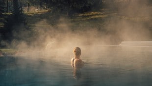 Die 32 Grad warmen Thermalwasser-Pools im Innen- &amp; Außenbereich zaubern das Gefühl vom Baden ...