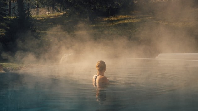 Die 32 Grad warmen Thermalwasser-Pools im Innen- &amp; Außenbereich zaubern das Gefühl vom Baden ...
