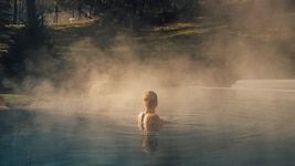 Die 32 Grad warmen Thermalwasser-Pools im Innen- &amp; Außenbereich zaubern das Gefühl vom Baden ...
