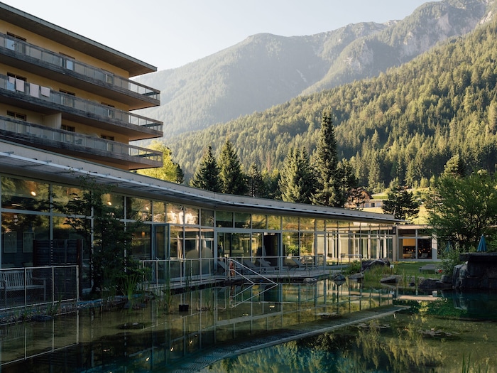 Das BLEIB BERG am Fuße des Dobratsch bietet auch einen erfrischenden Naturbadeteich.