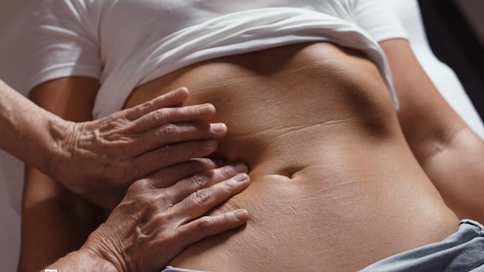 Tägliche Routine: die ärztliche Bauchbehandlung.