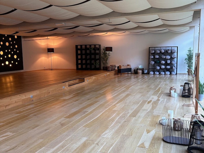 Großzügiger Yogaraum für Yoga Nidra und Hatha Yoga.