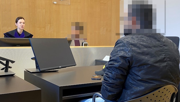 Der Angeklagte bestreitet die Tat.