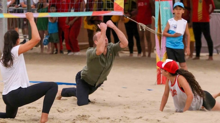 William legte sich beim Volleyball richtig ins Zeug!