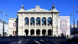 Erstrahlt seit 70 Jahren im wiederaufgebauten Glanz: die Wiener Staatsoper.