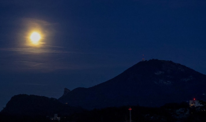 Den Mond im Blick: Über dem Nockstein und neben dem Gaisberg.
