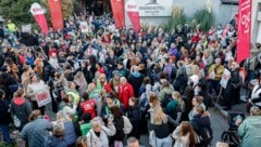 Breiter Protest gegen die Sparpläne: Vorm Brunauerzentrum in Salzburg marschierten Hunderte auf.