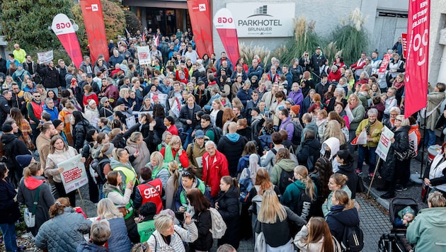 Breiter Protest gegen die Sparpläne: Vorm Brunauerzentrum in Salzburg marschierten Hunderte auf.
