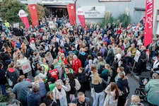 Breiter Protest gegen die Sparpläne: Vorm Brunauerzentrum in Salzburg marschierten Hunderte auf.