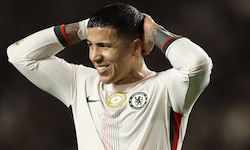 Enzo Fernandez kann’s nicht fassen – sein FC Chelsea ist bei Qarabag Agdam nicht über ein 2:2 ...