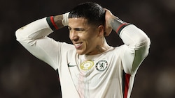 Enzo Fernandez kann’s nicht fassen – sein FC Chelsea ist bei Qarabag Agdam nicht über ein 2:2 ...