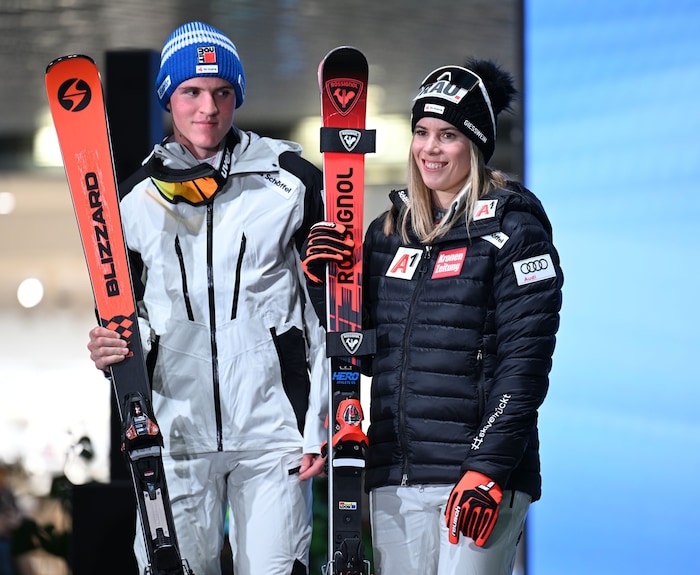 Johannes Aigner bei der ÖSV-Einkleidung mit Katharina Liensberger.