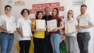 Sechs der 26 Absolventen mit BS3-Direktor Karl Kammerer.