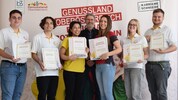 Sechs der 26 Absolventen mit BS3-Direktor Karl Kammerer.