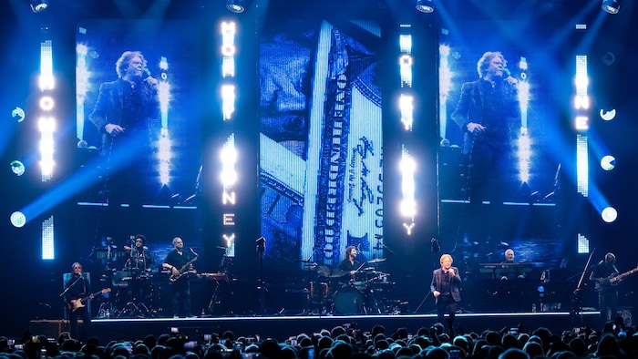 Unterstützt wurde Hucknall von einer sechsköpfigen Band und einer imposanten Videoproduktion.