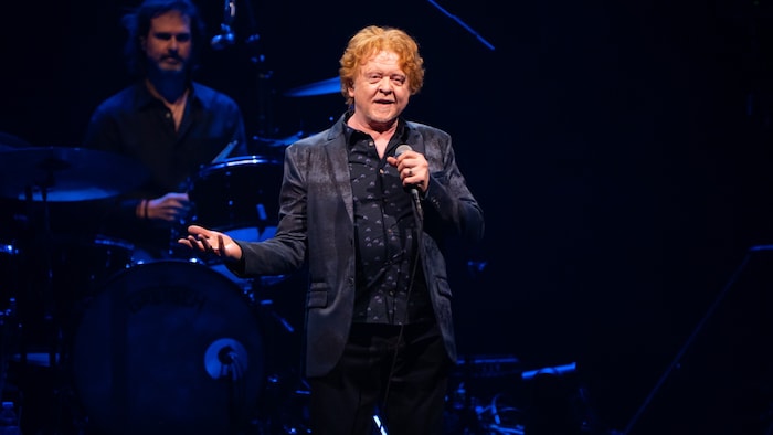 Zwischen den Songs erwies sich Hucknall als kundiger und humoriger Geschichtenerzähler.