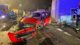 Am roten Peugeot entstand Totalschaden.