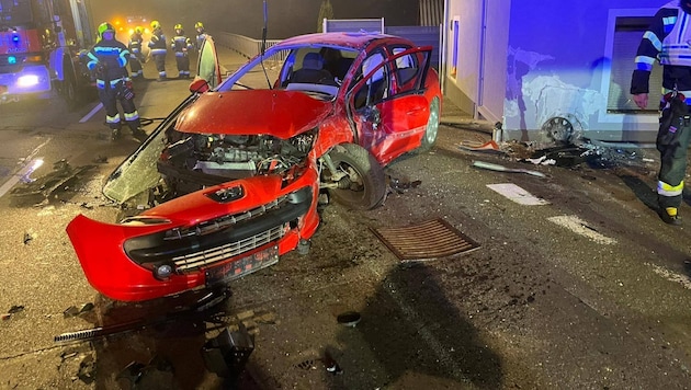 Am roten Peugeot entstand Totalschaden.