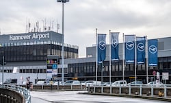 Immer wieder stören Drohnen unter anderem den Betrieb an den Flughäfen in Bremen und Hannover. ...