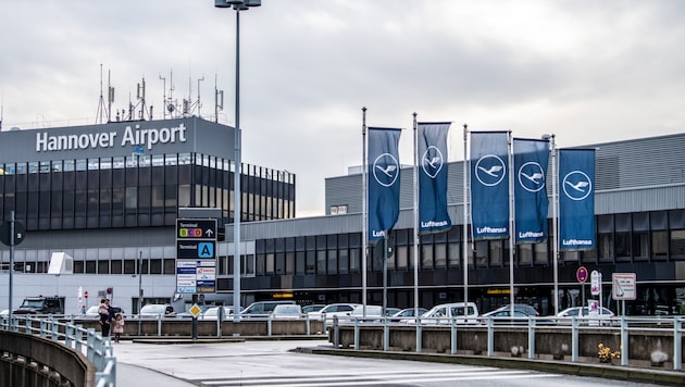 Immer wieder stören Drohnen unter anderem den Betrieb an den Flughäfen in Bremen und Hannover. ...