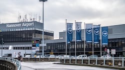 Immer wieder stören Drohnen unter anderem den Betrieb an den Flughäfen in Bremen und Hannover. ...