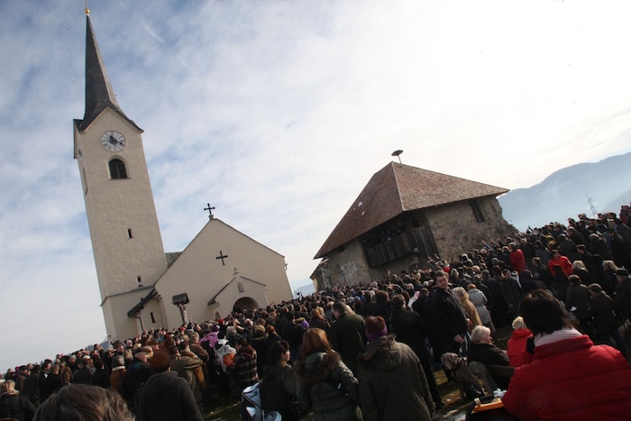 Auch heuer fand das Striezelwerfen Anfang Februar am Kirchplatz in Stein im Jauntal statt.