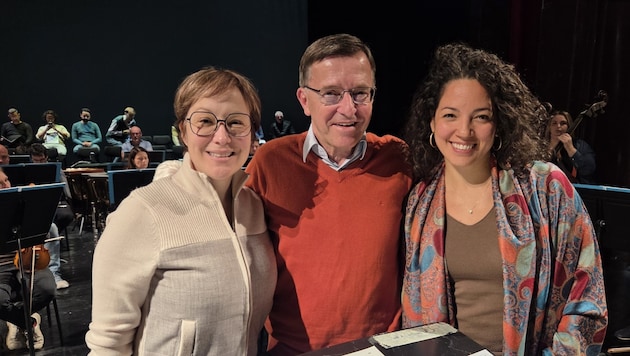 Michael Tanzler mit seinen beiden Hauptdarstellerinnen am Samstag: Julie Boulianne (li.) singt ...