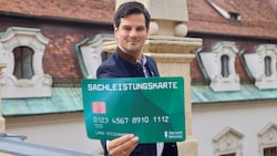 So sieht sie aus: Landesrat Hannes Amesbauer mit der neuen Sachleistungskarte.