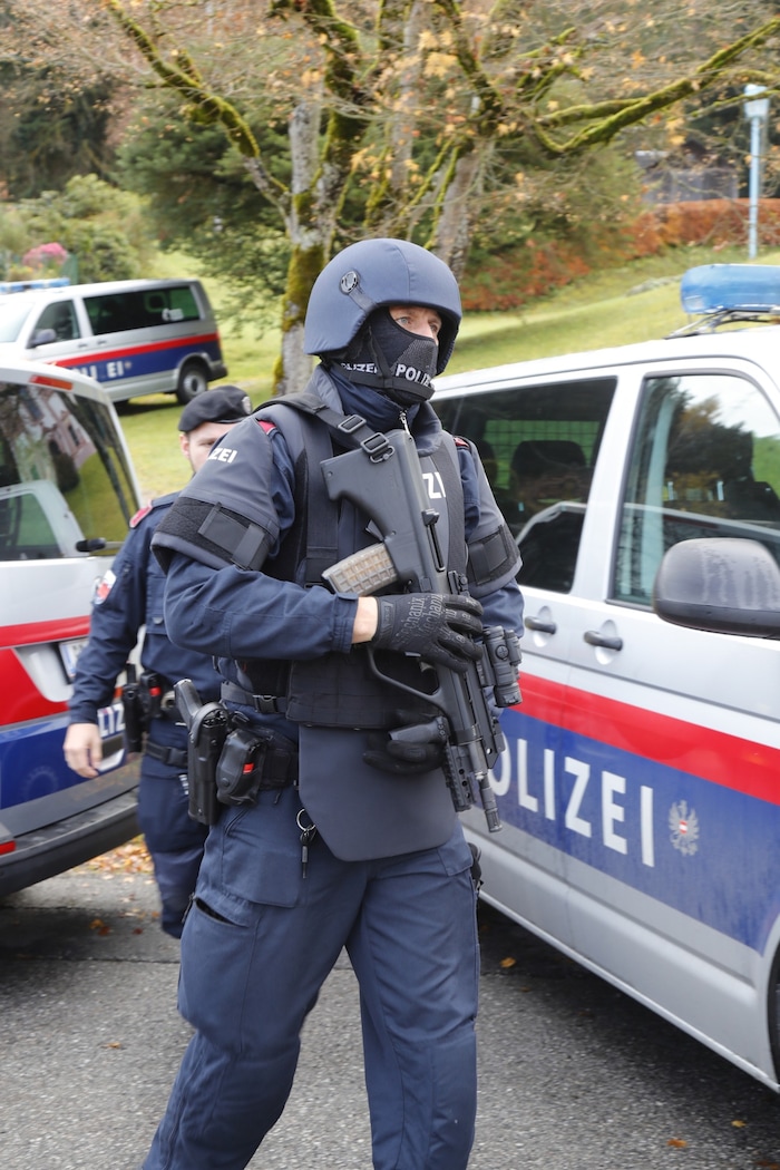 Ein SRK-Beamter zeigt sich in voller Ausrüstung.