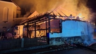Das Wohnhaus brannte vollständig ab, die benachbarte Kirche wurde aber gerettet.