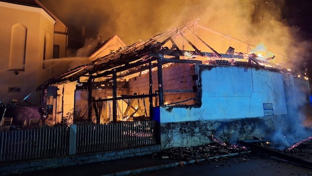 Das Wohnhaus brannte vollständig ab, die benachbarte Kirche wurde aber gerettet.