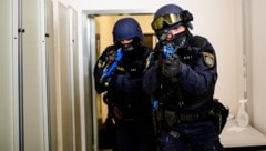 Beamte der Schnellen Interventionsgruppe stürmten die Wohnung (Symbolbild)
