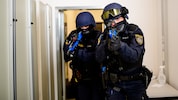 Einsatzkräfte der Schnellen Interventionsgruppe (SIG) nahmen den Tatverdächtigen in seiner ...
