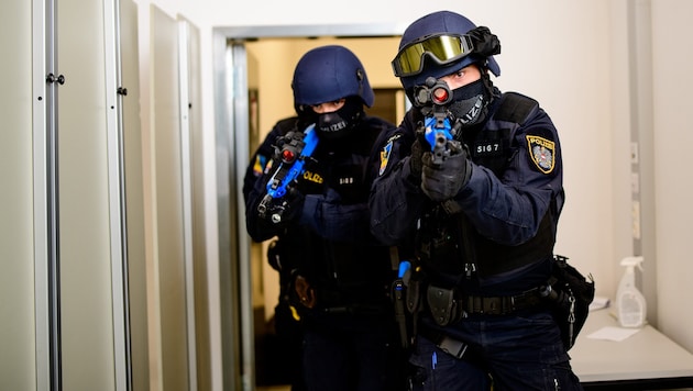 Beamte der Schnellen Interventionsgruppe stürmten die Wohnung (Symbolbild)