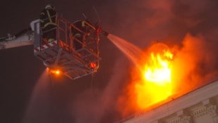 Gespenstische Bilder beim Großbrand mitten in Gmunden: Der Dachstuhl wurde völlig vernichtet.