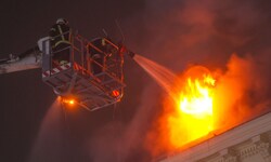 Gespenstische Bilder beim Großbrand mitten in Gmunden: Der Dachstuhl wurde völlig vernichtet.