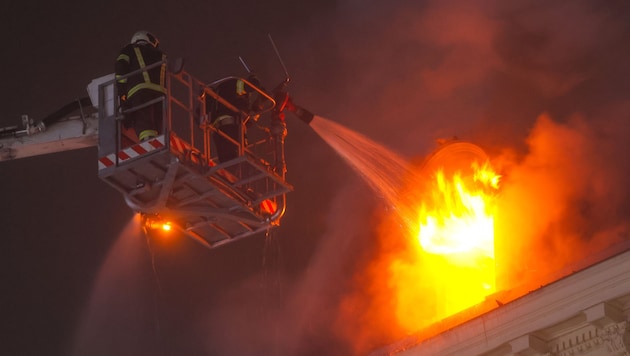 Gespenstische Bilder beim Großbrand mitten in Gmunden: Der Dachstuhl wurde völlig vernichtet.